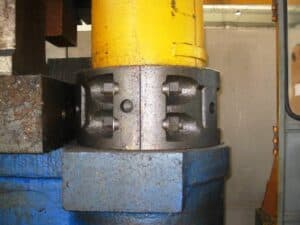 Presse de forgeage en matrice ouverte Fritz Muller 3000 MT - 3000 tonne (Photo 6)