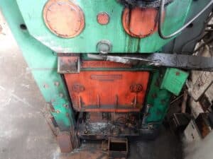 Presse d'ébavurage Wilkins & Mitchell L66-S4-10 - 600 tonne (Photo 1)