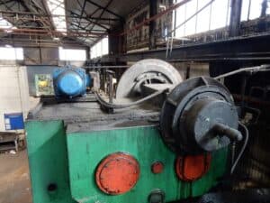 Presse d'ébavurage Wilkins & Mitchell L66-S4-10 - 600 tonne (Photo 2)