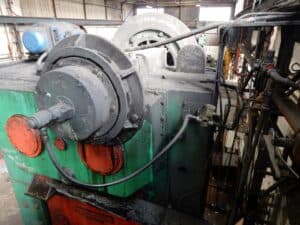 Presse d'ébavurage Wilkins & Mitchell L66-S4-10 - 600 tonne (Photo 3)