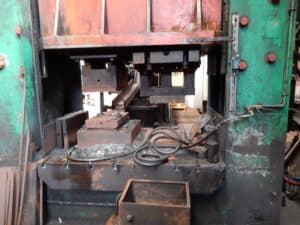Presse d'ébavurage Wilkins & Mitchell L66-S4-10 - 600 tonne (Photo 5)