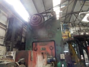 Presse d'ébavurage Wilkins & Mitchell L66-S4-10 - 600 tonne ID: S86511