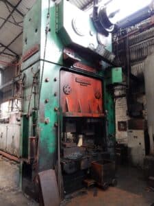 Presse d'ébavurage Wilkins & Mitchell L66-S4-10 - 600 tonne (Photo 8)