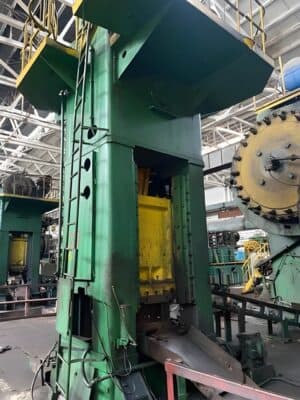 Presse d'ébavurage Kuzlitmash KD9536 - 400 tonne (Photo 1)