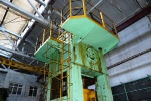 Presse d'ébavurage TMP Voronezh KG2538 - 630 tonne (Photo 4)