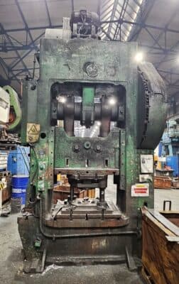 Presse d'ébavurage Smeral LKO 315 - 315 tonne (Photo 1)