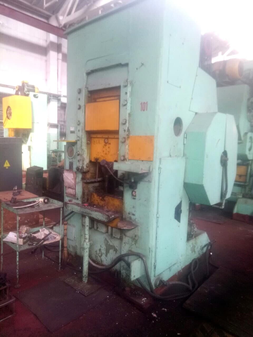 Presse à genouillère Barnaul K8338 - 630 tonne