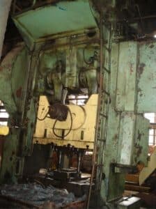 Presse d'ébavurage Smeral LKO 315 - 315 tonne (Photo 1)