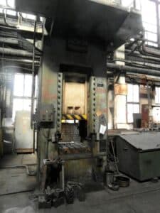Presse d'ébavurage TMP Voronezh KB9534 - 250 tonne (Photo 2)