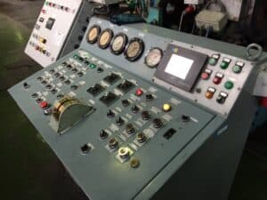 Presse d'extrusion UBE 800 MT - 800 tonne (Photo 1)