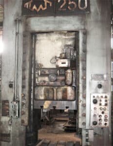 Presse d'ébavurage TMP Voronezh KB9534 - 250 tonne (Photo 2)