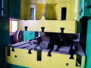 Presse d'ébavurage TMP Voronezh K2538 - 630 tonne (Photo 7)
