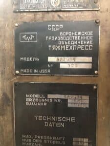 Presse d'ébavurage TMP Voronezh KA2534 - 250 tonne (Photo 1)