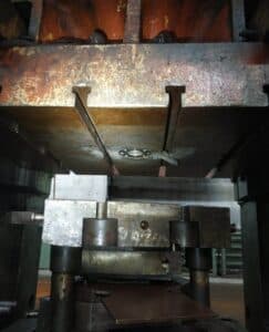 Presse d'ébavurage TMP Voronezh K2540 - 1000 tonne (Photo 5)