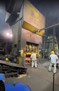 Presse d'ébavurage Kurimoto S2-1200 - 1200 tonne (Photo 6)