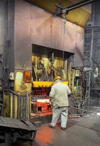Presse d'ébavurage Kurimoto S2-1200 - 1200 tonne (Photo 4)