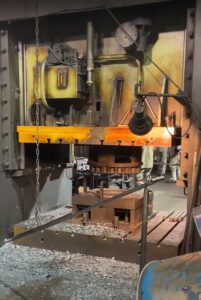 Presse d'ébavurage Kurimoto S2-1200 - 1200 tonne (Photo 10)
