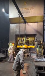 Presse d'ébavurage Kurimoto S2-1200 - 1200 tonne (Photo 11)