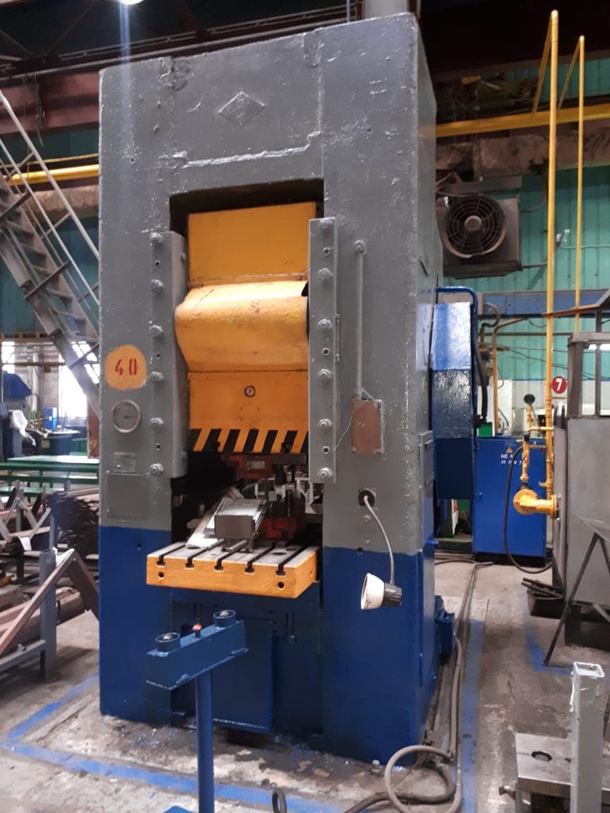 Presse à genouillère Barnaul K8340 - 1000 tonne