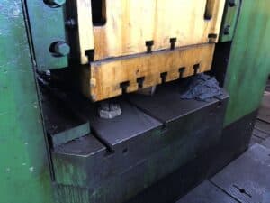 Presse d'ébavurage Zdas LU630 A - 630 tonne (Photo 11)