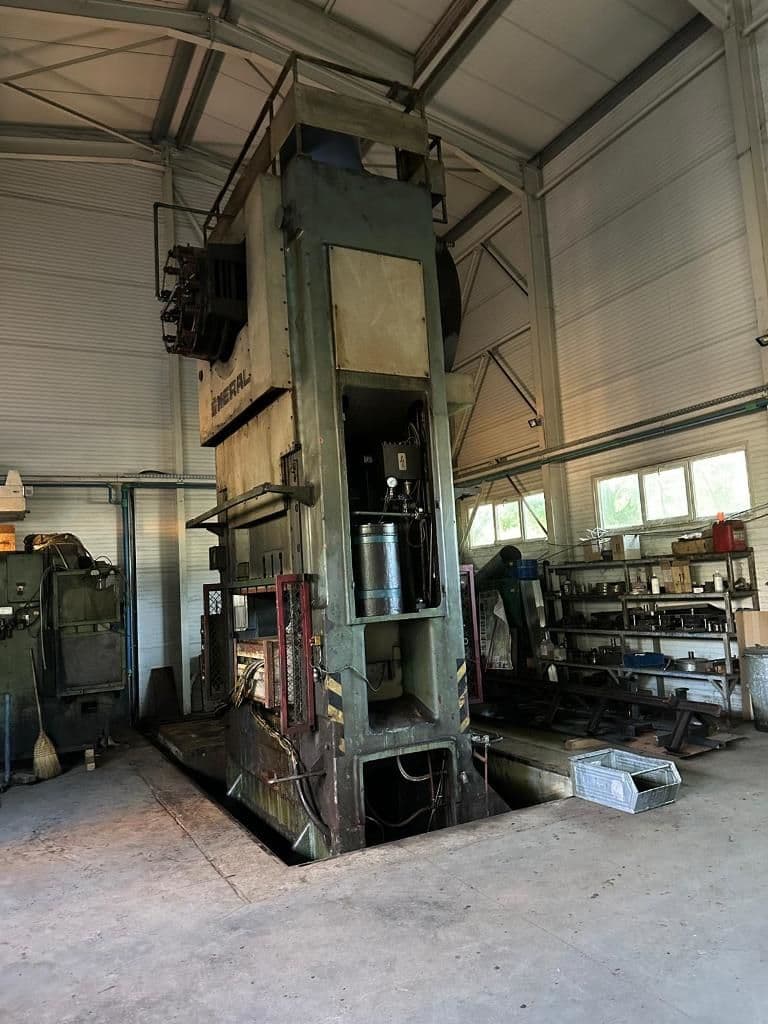 Presse d'ébavurage Smeral LDO 800 A - 800 tonne