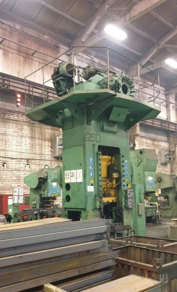 Presse d'ébavurage TMP Voronezh KA2534 - 250 tonne